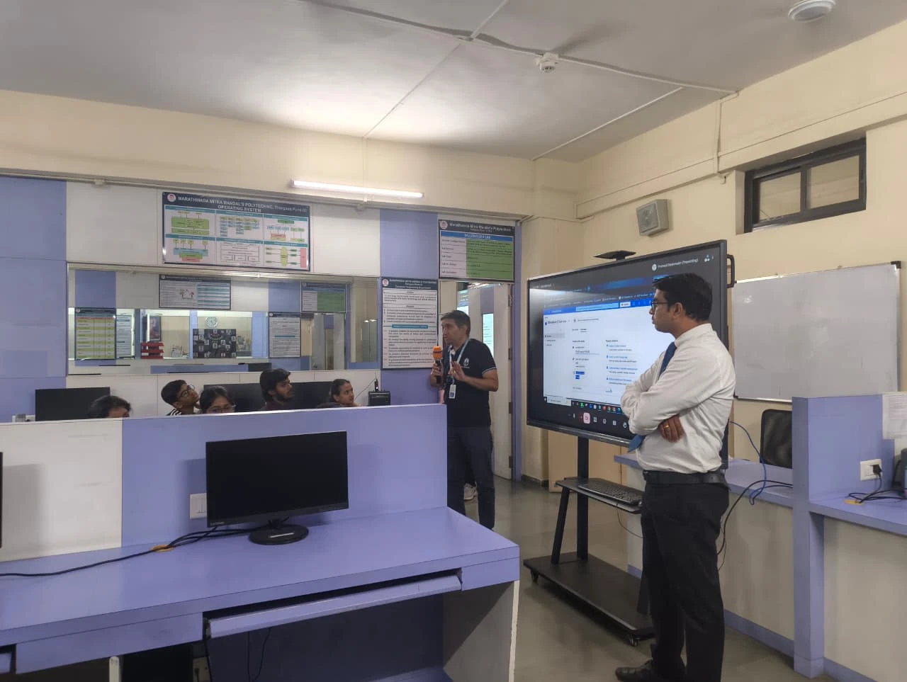 Students participating in Cloud Computing Workshop