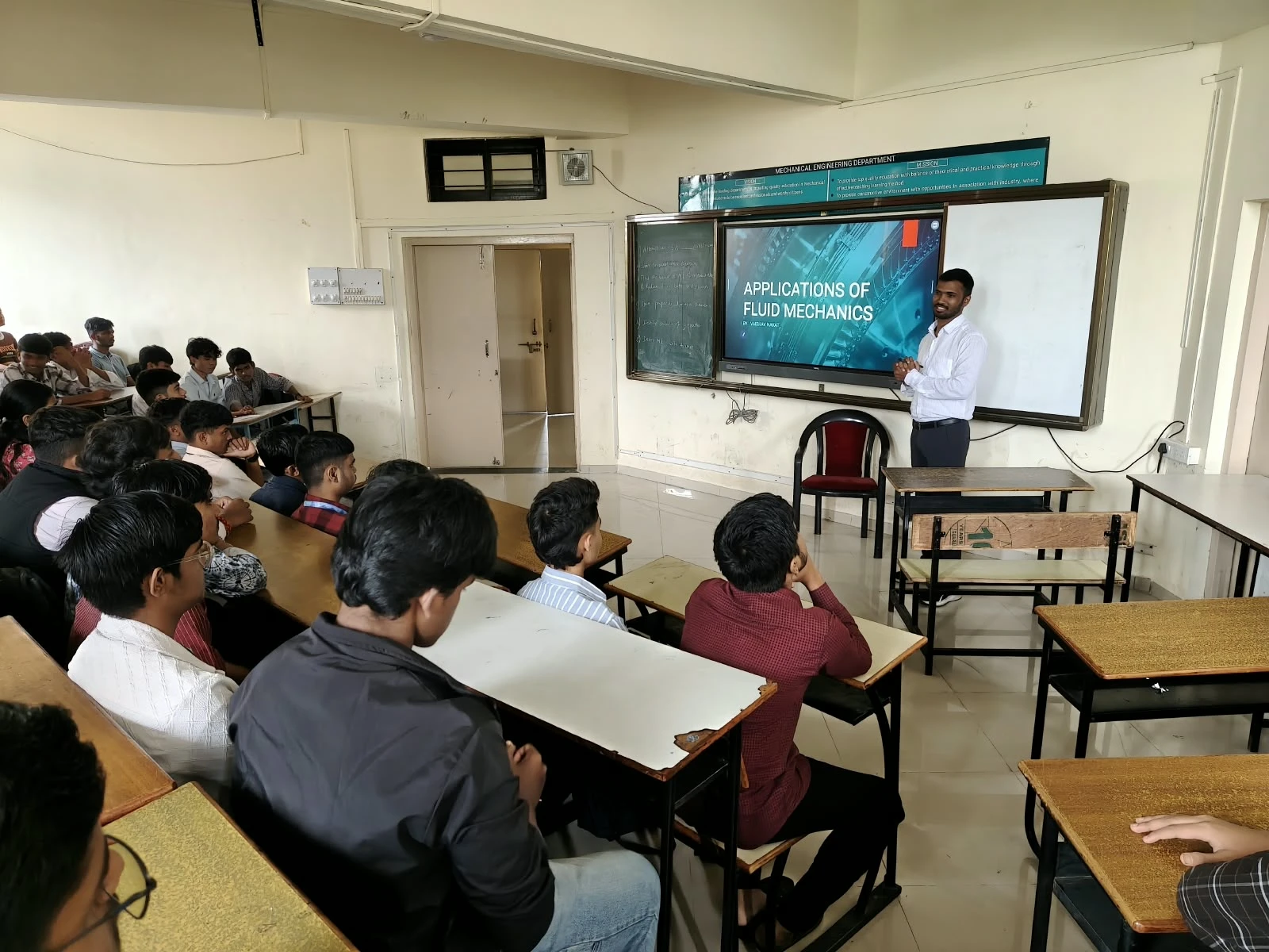 Industry expert interacting with Mechanical Engineering students