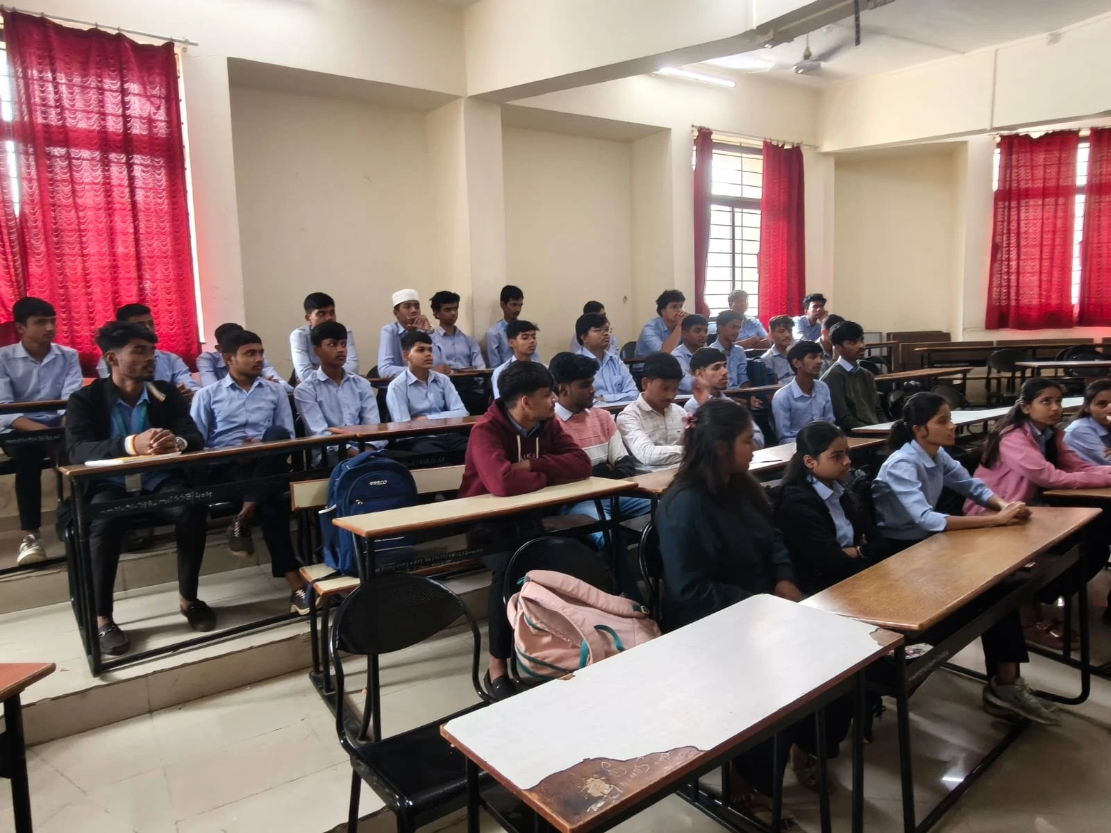 Guest speaker interacting with Mechanical Engineering students
