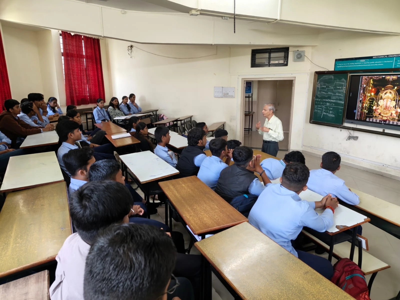 Industry expert discussing thermal power plant technology with students